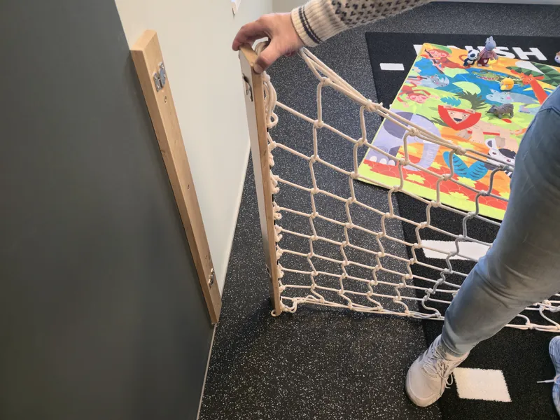 Krok 1: deska se sítí se přiloží k desce na zdi
