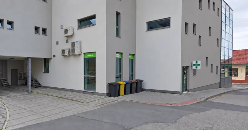 Zadní strana Centra Zalda: zadní dveře jsou mezi schody, vede k nim cesta od silnice.
