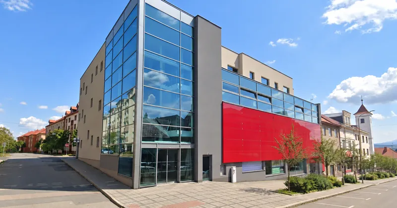 Budova Centra Zalda: 01.fitness je ve 2. patře prosklené části, hlavní vchod je uprostřed, k zadnímu vchodu se jde po silnici vlevo za roh.