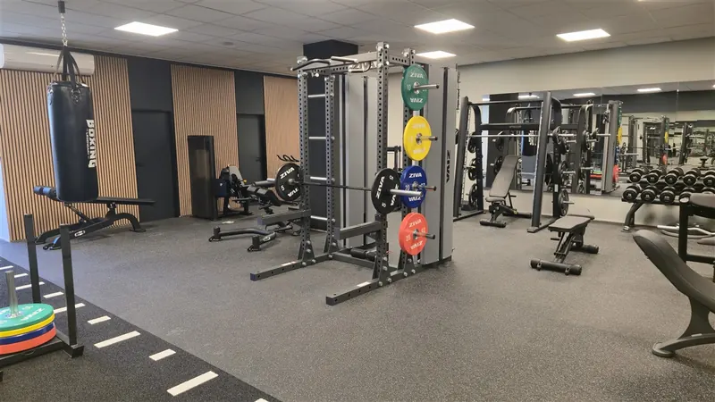 Světlý interiér 01.fitness s posilovacími stroji